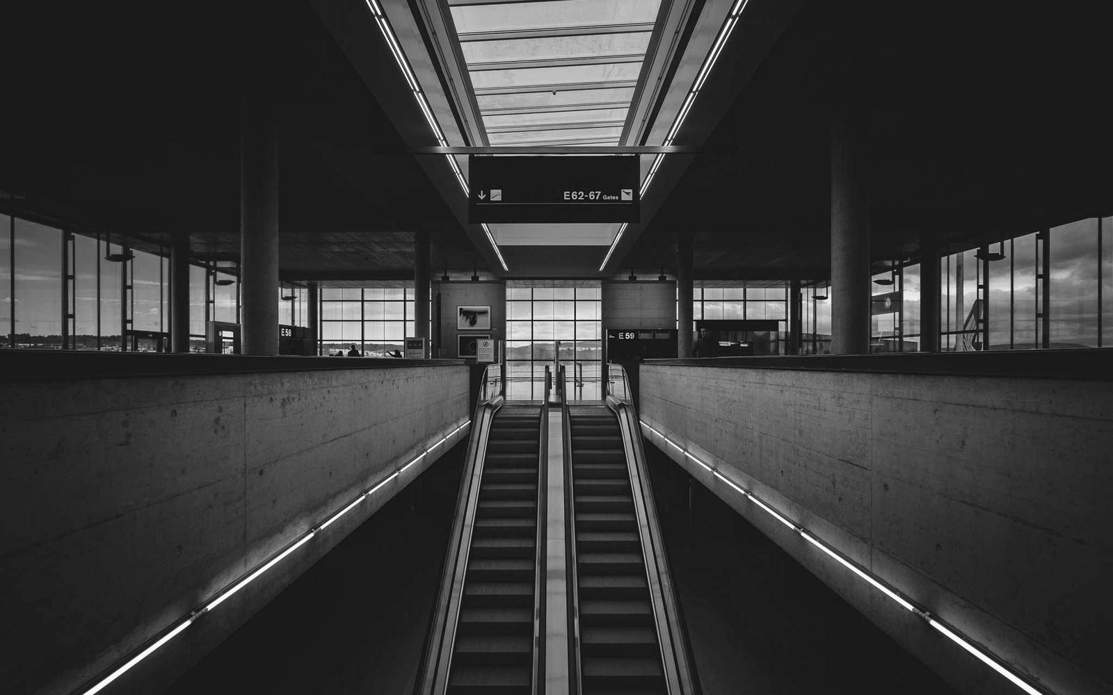Terminal de concreto, simétrico, em preto e branco.